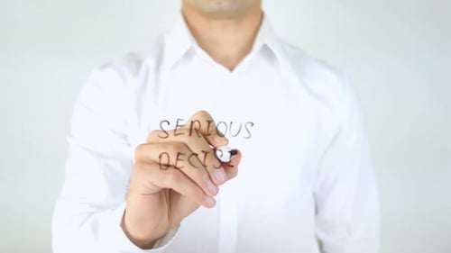 Decisión seria, hombre escribiendo sobre vidrio