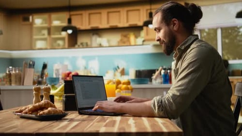 Erwachsener Programmierer entwickelt Webcode-Softwaresysteme auf einem Laptop