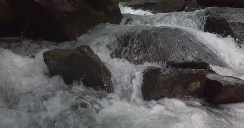 Encadrement sous-marin d'une cascade le long d'un ruisseau de montagne d'où s'écoule de l'eau douce et pure.