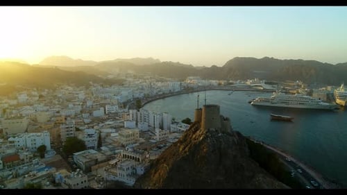 Drone dans la capitale, Mascate, Sultanat d'Oman, région de Mutrah avec un très vieux fort