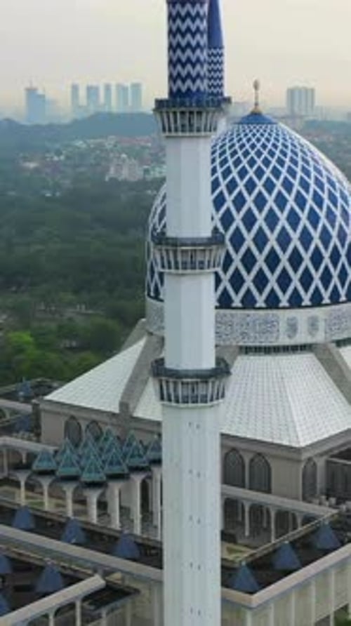 Vue verticale du paysage urbain et de la mosquée de Kuala Lumpur, Malaisie
