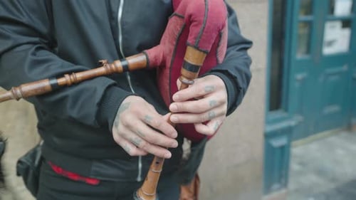 Eine Nahaufnahme eines Straßenkünstlers, der Dudelsack spielt