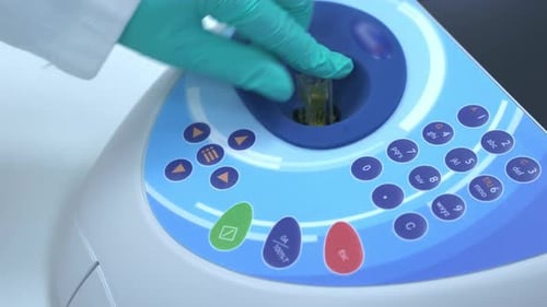 Un químico de Top View inserta una cubeta en el espectrofotómetro