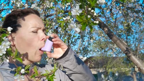 Utilisez un inhalateur dans Green Spring Nature