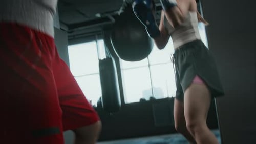Verschiedene Boxerinnen, die beim Sparring im Fitnessstudio bei Guard and Attack arbeiten