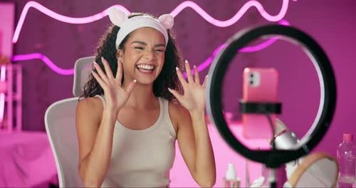 Mujer, creadora de contenido y luz de anillo para streaming, cámara web y belleza para persona influyente