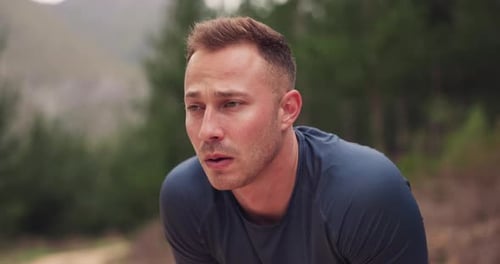 Müder Mann, Läufer und das Atmen in der Natur für Trainings-, Workout- und Fitnessziele