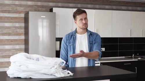 Hombre joven en la cocina durante la cuarentena