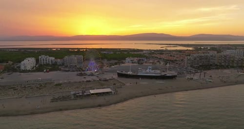 Playa de arena en el sur de Francia, cerca de las ciudades de Perpiñán y Lucate, los turistas también se relajan