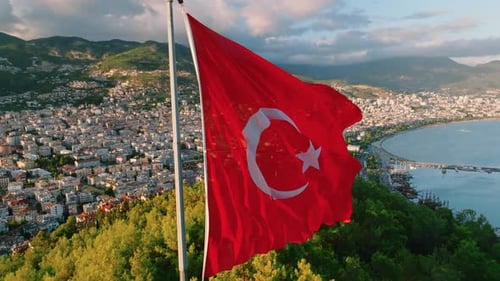 Luftaufnahme mit türkischer Flagge 4 K Türkei Alanya