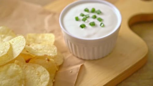 potato chips with sour cream dipping sauce