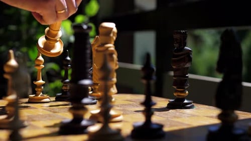 Échecs dans la nature sous le soleil Homme jouant aux échecs Gros plan de la main Homme d'affaires confiant