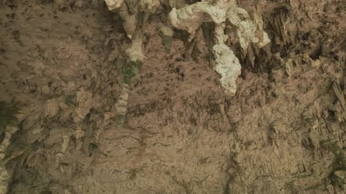 Steinhöhle mit Stalaktiten und Stalagmiten im Hintergrund