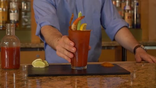 Bloody Mary hecho a mano en un bar exclusivo