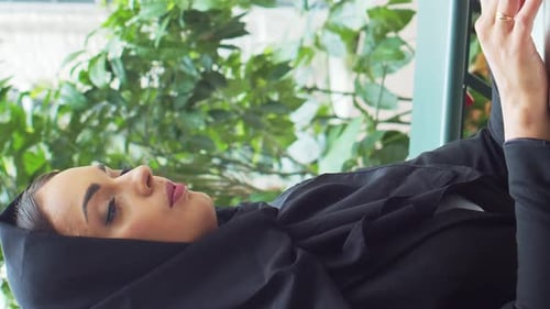 Porträt einer jungen und selbstbewussten muslimischen Geschäftsfrau mit Hijab, Büroangestellte aus dem Nahen Osten oder