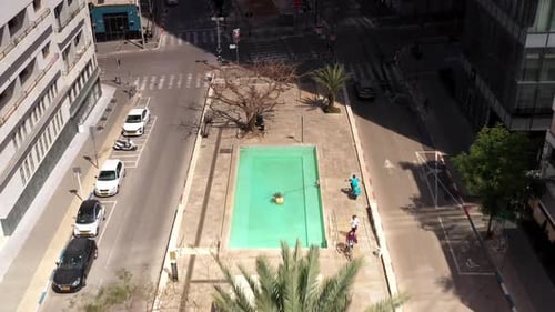 Zusteller fährt Fahrrad auf den Straßen von Tel Aviv, Luftaufnahme
