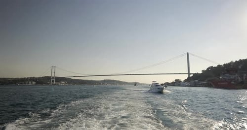Navigation en yacht avec le pont du Bosphore en arrière-plan, Istanbul, Turquie