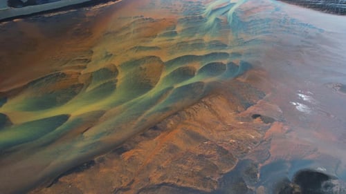 Luftaufnahme der Wasserbildung entlang der Küste im Floi Nature Reserve, Island.