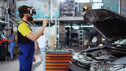 Autotechniker nutzt virtuelle Realität