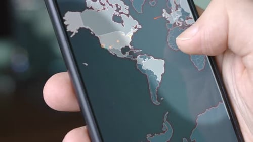 La navigation cartographique des cyberattaques sur l'écran d'un smartphone affiche diverses informations techniques dans lesquelles il est seul