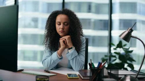 Une femme latino-américaine surmenée se sent fatiguée et démotivée au bureau de l'entreprise