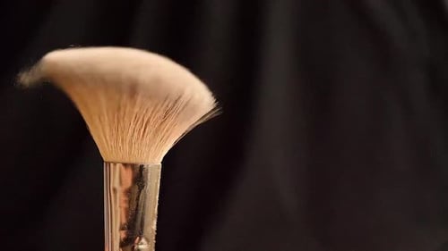 L38. Hueso de maquillaje con polvo beige