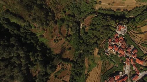 Luftaufnahme des Dorfes Sistelo in Portugal. Ländliche Landschaft