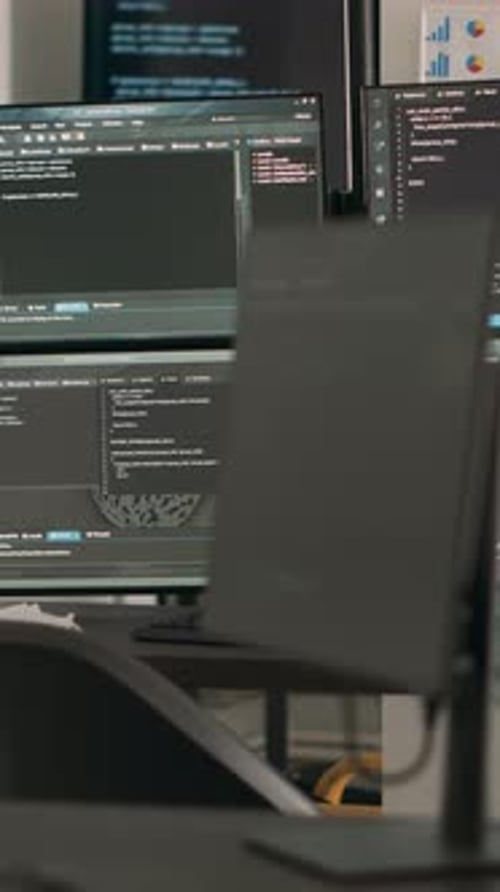 Vertikale Videocomputerbildschirme auf dem Schreibtisch mit Programmiercode-Datenalgorithmen
