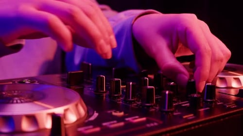 DJ tocando música en un festival en un club nocturno Músico techno con auriculares y gafas de sol actuando