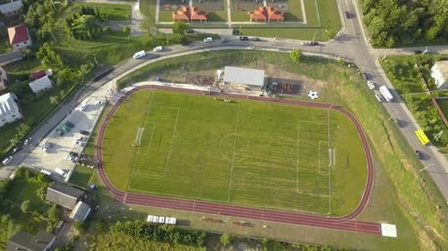 Vue aérienne d'un terrain de football sur un stade recouvert d'herbe verte dans la zone rurale de la ville
