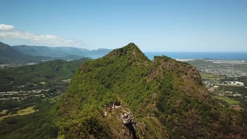 Tiro de drone circulando ao redor de Hikers no final da trilha 3 Peaks (Olomana) em Oahu, Havaí.
O