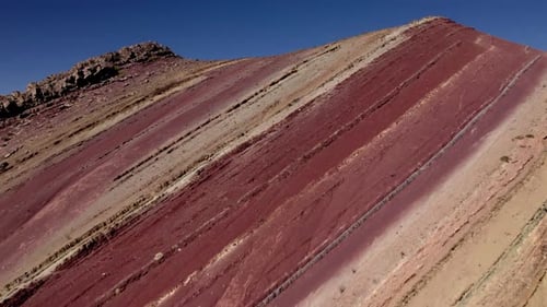 Couleurs de la nature dans la pittoresque chaîne de montagnes Rainbow pendant la journée au Pérou
