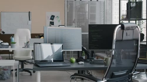 Modernes Programmierbüro mit HTML-Codes auf Computermonitoren