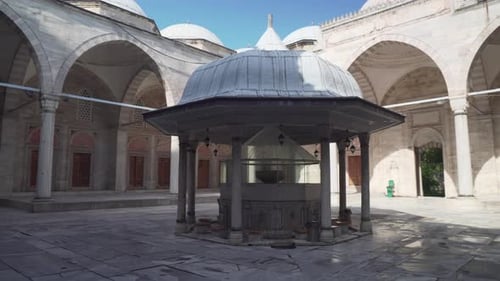 Fontaine dans la cour de la mosquée Sehzade à Istanbul, Turquie