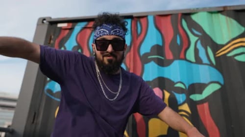 Un homme de freestyle hip-hop urbain danse devant Graffiti Wall