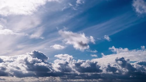 Zeitraffer von Cumuluswolken bewegen sich am blauen Himmel