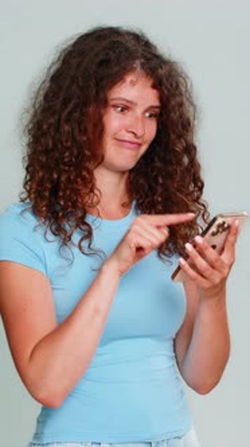 Femme bouleversée en lisant un message offensant sur un smartphone couvrant la bouche bloquant la réaction négative de l'expéditeur