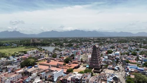 Vue aérienne de Tenkasi, dans le Tamil Nadu, avec le grand temple Kasi Viswanathar en son centre.
Le