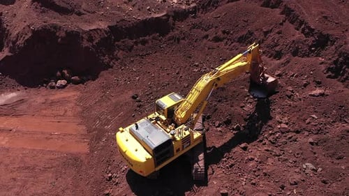 Vista aérea del equipo de construcción que trabaja en la mina de hierro