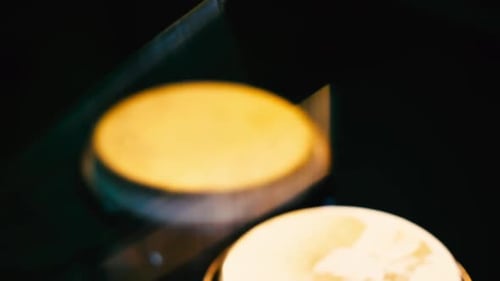 Primer plano de los tambores Bongo que se tocan con baquetas