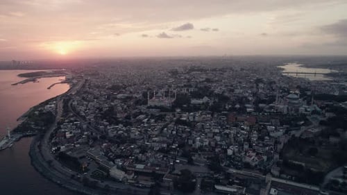 Blick auf den Sonnenuntergang über der Stadt Istanbul mit bewölktem und rotem Himmel, der Fluss auf der linken Seite,