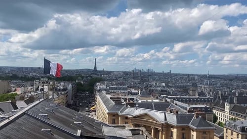 Vue aérienne d'un missile ou d'un météore frappant la ville de Paris