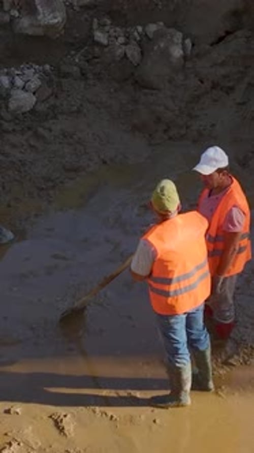 Vista aérea: Construcción de un lujoso edificio de gran altura con trabajadores construyendo cada etapa