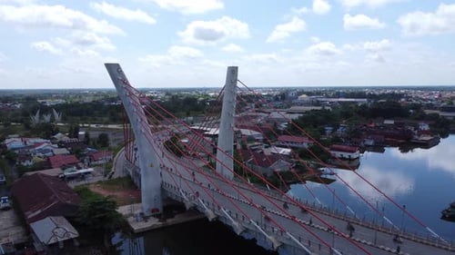 Vue aérienne du pont Sei Alalak situé à Banjarmasin, connu comme le premier pont voûté