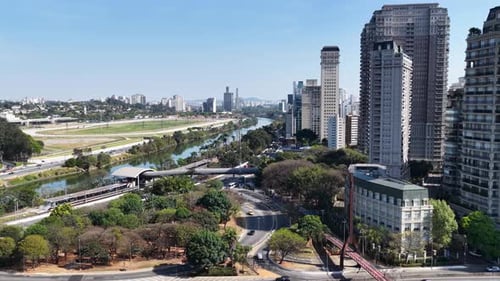 Rodovia icônica no centro de São Paulo, Brasil.