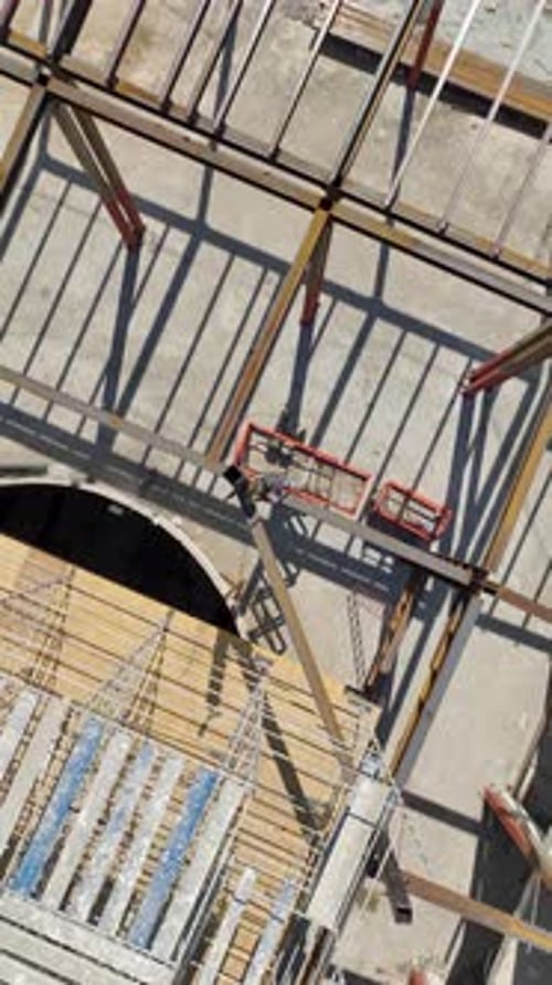 Vídeo vertical: Mega Mall Build Aerial Metal Construction
