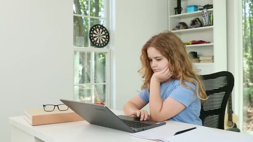 Kind, das online mit Laptop lernt, Schüler lernen zu Hause, Bildungs- und Technologiekonzept
