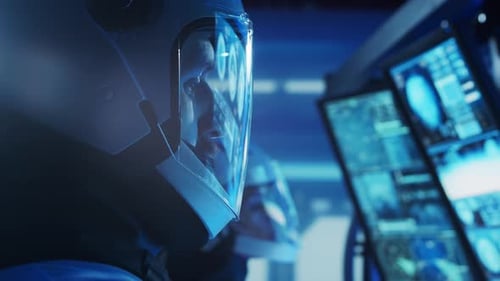 Team von Astronauten in einem Raumanzug an Bord der Orbitalstation Eine Crew von Kosmonauten steuert die