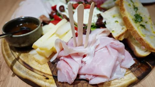 Ensemble de viande et de fromage italiens en gros plan avec pain focacia, prosciutto, salami, olives et légumes