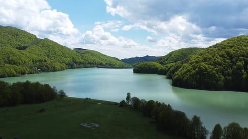 Vue aérienne du lac turquoise à la montagne